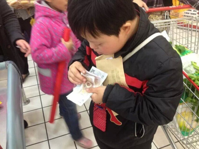 偷吃|5岁宝宝偷吃一颗车厘子,店员:90一斤赔钱,宝妈做法引路人赞同