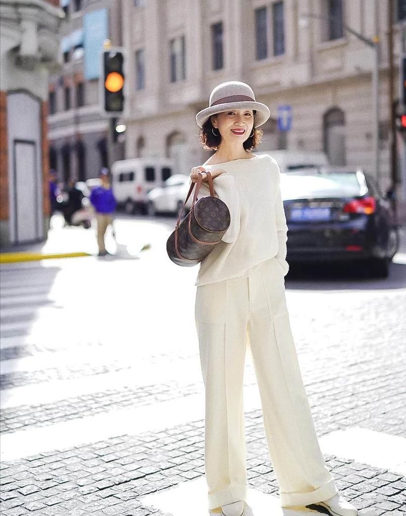 讲真，穿“花衣”就服这些50+女性！她们的色彩穿搭，气质优雅