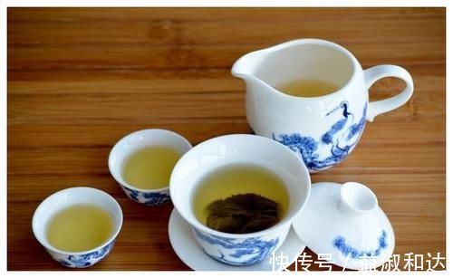 经血|女性月经期间，就算再喜欢，这四种水也都别碰，否则子宫会很遭罪