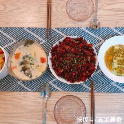 土鲫鱼|这道回归~超鲜的木瓜鲫鱼汤一上桌，我的筷子就没停过