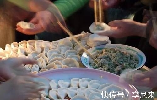 脑回路|奶爸解锁包饺子“新姿势”火了,接到这么大的工程,背后肯定有人