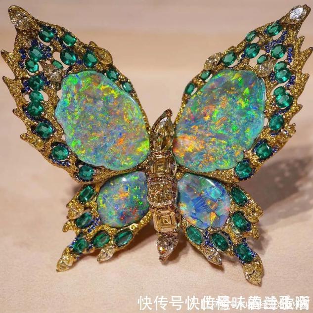 胸针|胸针是冬季服饰必备的点缀，但有两个关键点要考虑，你选对了吗