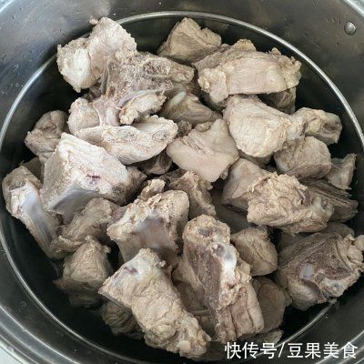 回味无穷的酱炖骨头来拯救你的胃
