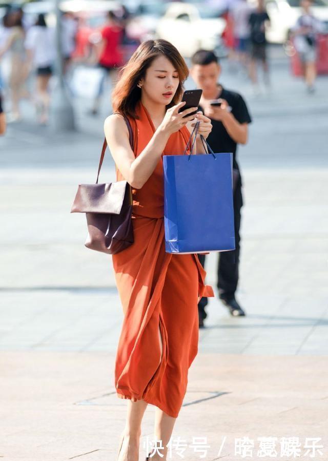 街拍漂亮的闺蜜,浅灰色的打底裤配上毛绒平底鞋,甜美又浪漫