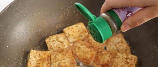 在家想吃铁板豆腐，没有铁板用平底锅做，香辣入味，开胃又下饭