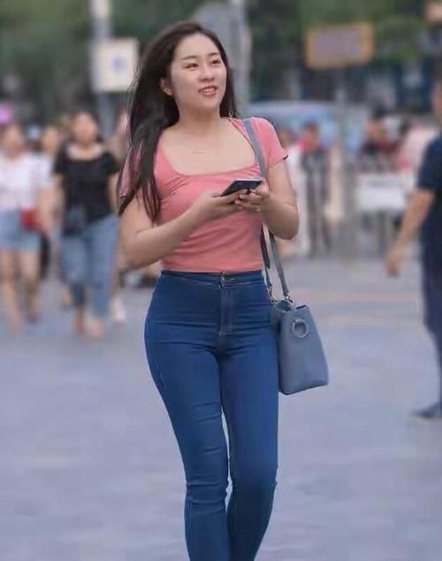 牛仔裤上身有特别好的效果,简约不简单,展现出女孩优雅气质