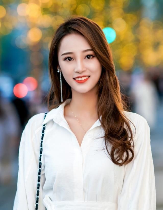 街拍:一起逛街的小姐妹,貌美如花,笑容甜美可爱