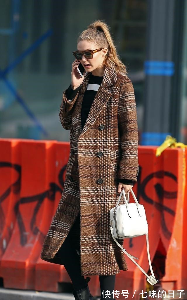 大衣 秋冬穿大衣,尽量别配小白鞋,今年流行这4双,时髦显高有气质!