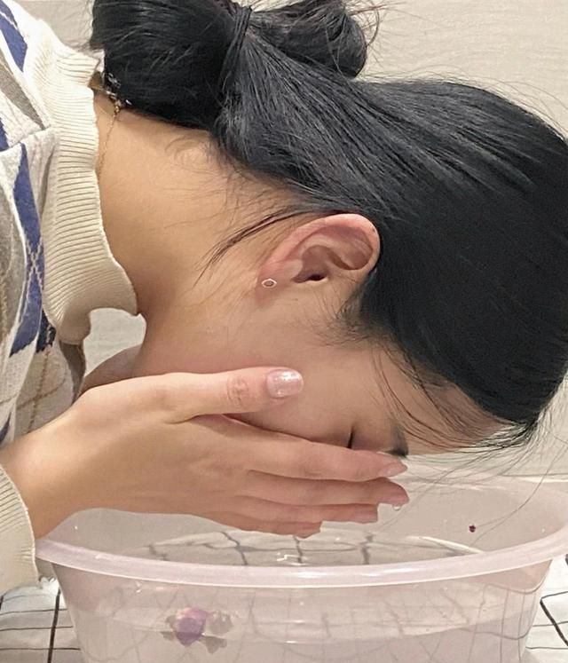 经常不“洗脸”的女人,皮肤都成什么样了?看这几点就很清楚!