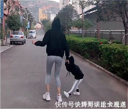 女儿|妈妈带女儿跳舞走红,网友妈妈身材真好,爸爸真有福气