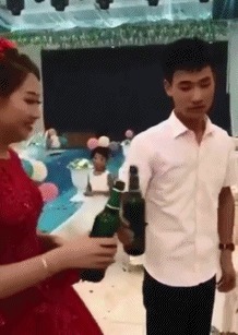 |搞笑GIF：乔杉，别以为你穿个女装我就不认识你了乔杉