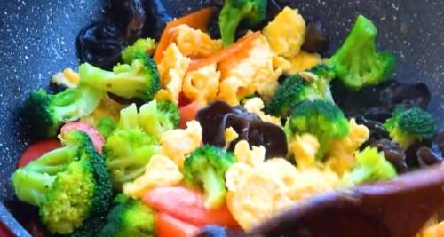 炒西兰花时,直接焯水就错了,用这一步代替,清脆可口,营养入味