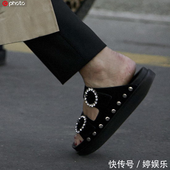 香奈儿 一不小心把澡堂专用拖鞋穿出街,却收到了无数羡慕的目光…