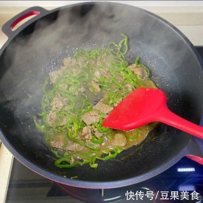 懒人必备这道黑椒牛肉炒青椒，简单几步，十分钟就上桌