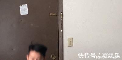 支架|小哥健身只做俯卧撑、深蹲、引体向上,坚持了1个月,看健身效果