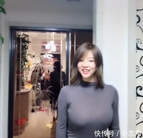 普通T恤,微胖美女穿出紧绷感,冬季依然很美!