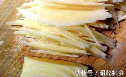 红辣椒|酸辣土豆丝直接下锅炒就错了，炒之前多加一步，土豆丝更爽口