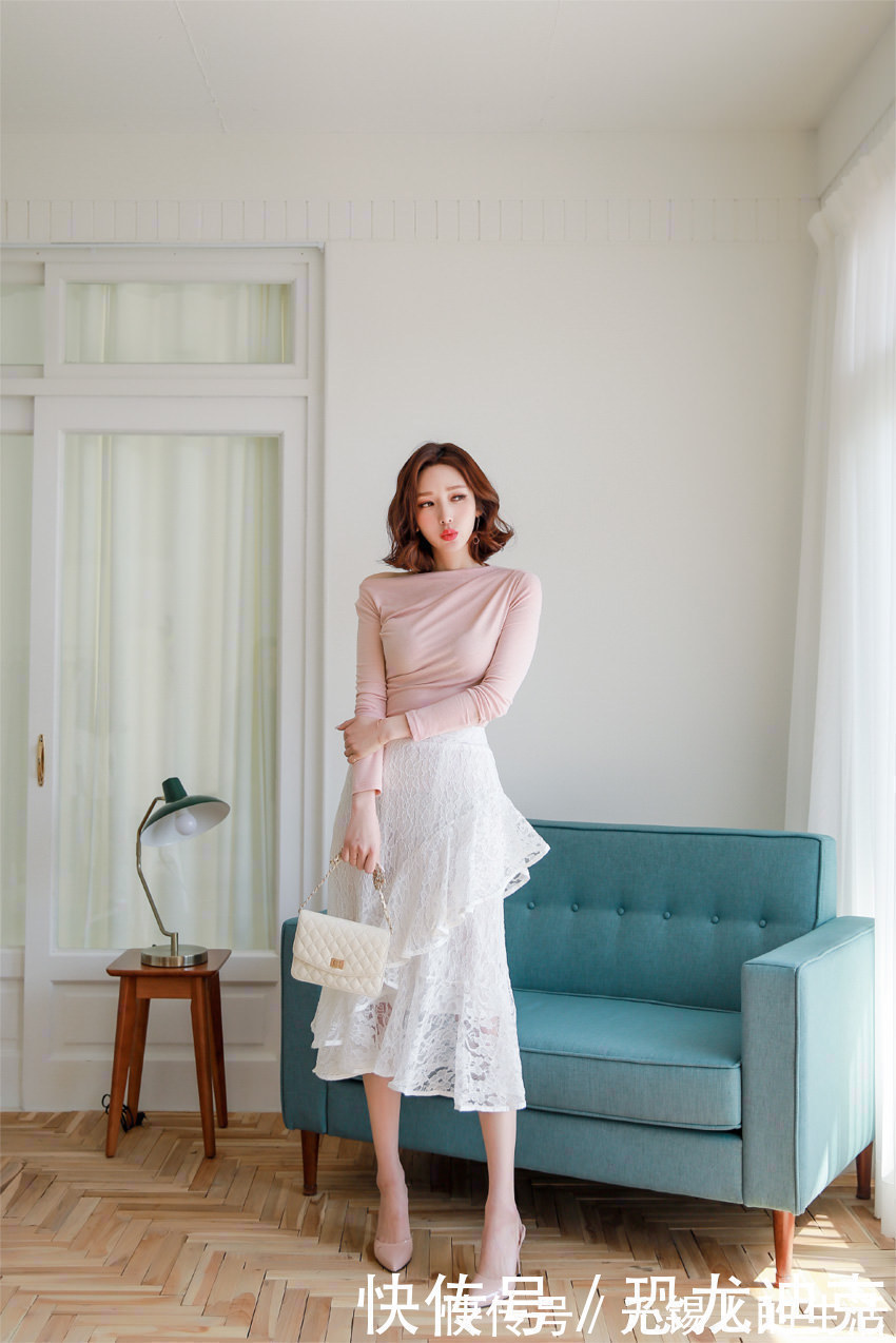 美女 穿过膝长裙的美女模特,端庄优雅的气质很迷人