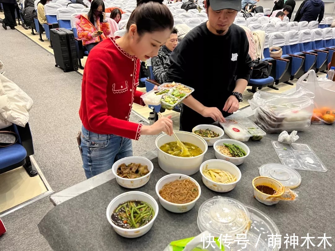 明星年夜饭来了!肖战下厨荤素搭配,关晓彤丰盛,颖儿晒春晚伙食