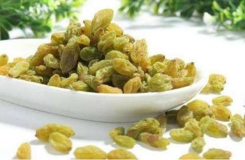 葡萄干泡水喝好处多,防止便秘,还能帮助身体排毒!