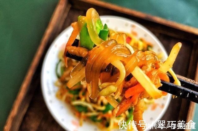 所示|豆芽炒粉条想要做得好吃,多加一步操作,豆芽鲜脆粉条爽滑太过瘾