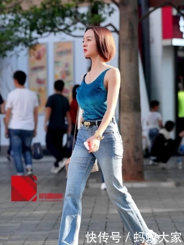 小吊带|街拍:很性感又尽显青春活力的吊带小背心,尽显直爽的个性