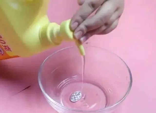 冰箱胶条又脏又黑？一个小绝招，立马干净如新