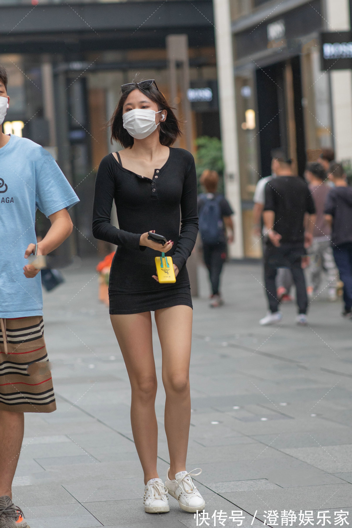 搭配 小姐姐的裙子非常性感,在下面搭配了一双小白鞋,十分减龄漂亮