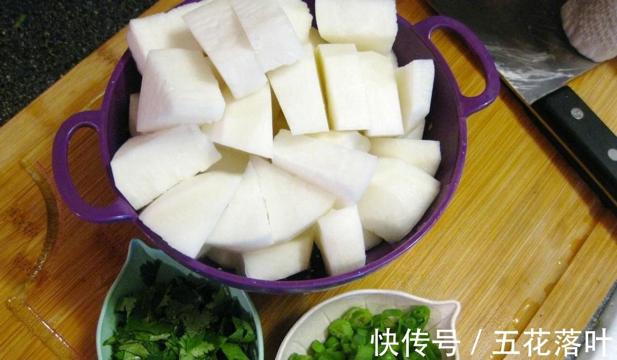 清炖羊肉，汤浓而鲜，肉烂不腻，秋冬进补还得吃羊肉！