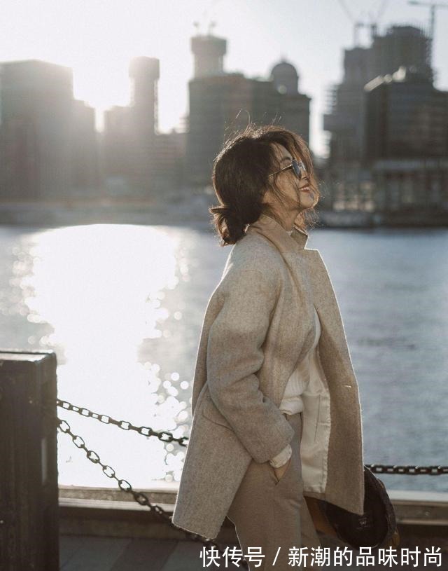 视觉效果 跟着时尚博主学穿搭,毛茸茸的卡其色外套配白裤,温柔简约又时尚!