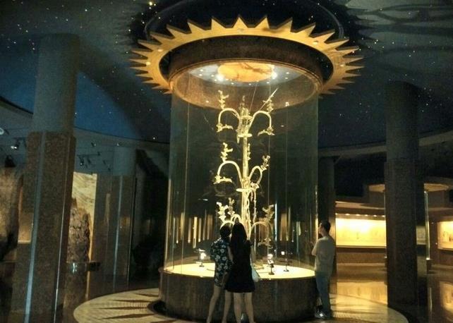 夸父逐日@山海经中记载一神树,说是通往三界的桥梁,30年前在西南被发现