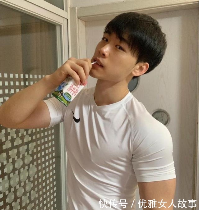 私教|青春阳光有活力的健身私教，喜欢喝纯牛奶的小哥哥，果然皮肤白净！