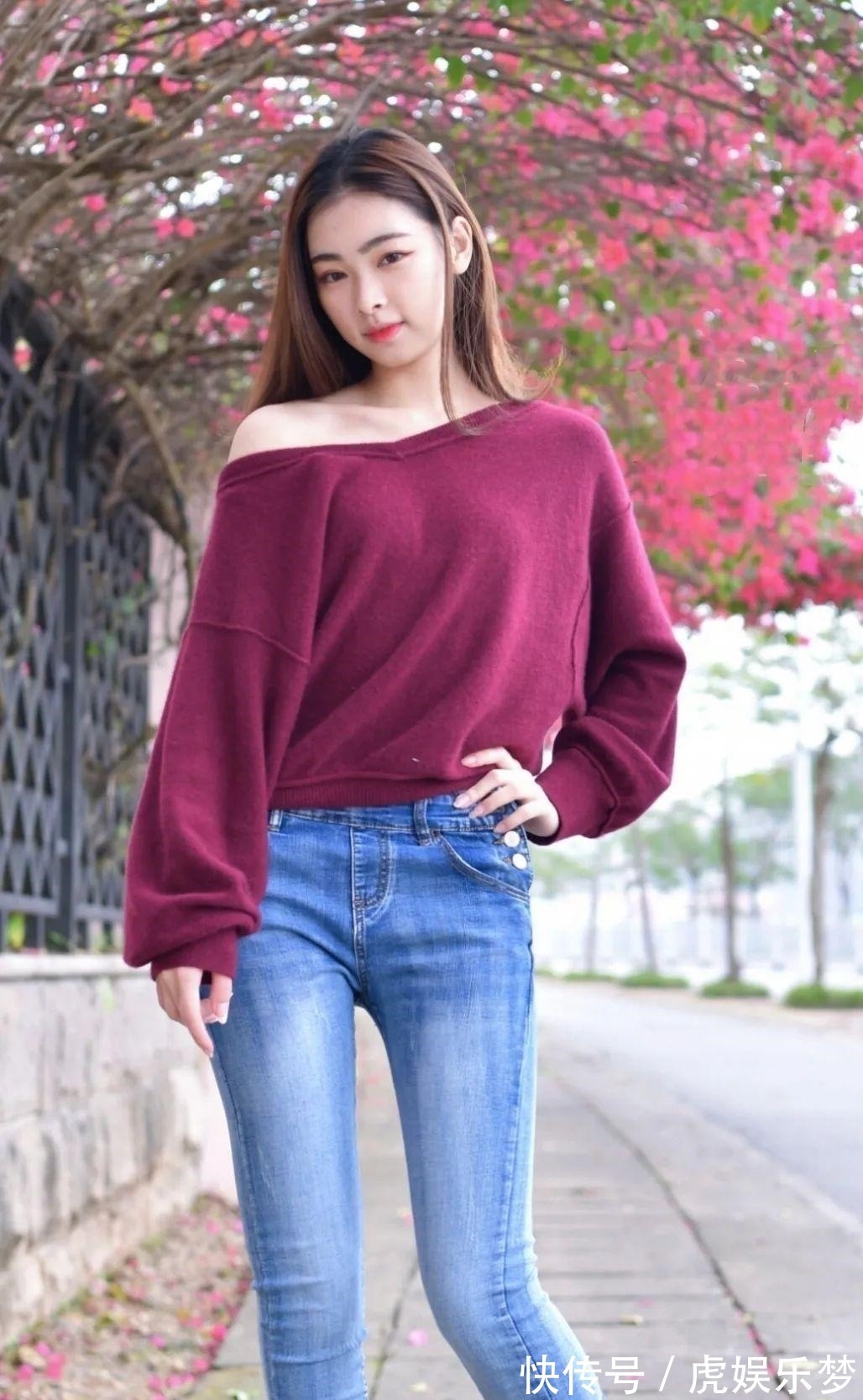 小蛮腰 比花还美的小姐姐,紧身牛仔裤让她足够出彩