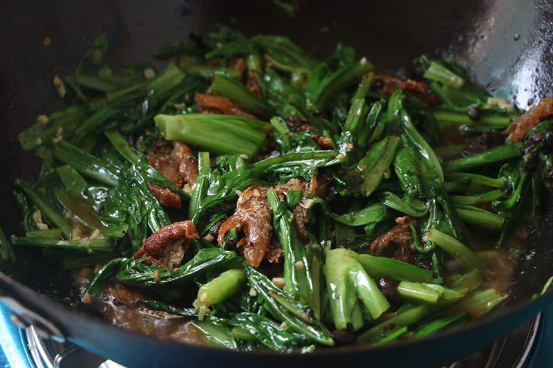 油麦菜别再清炒了,加这一样,上桌1分钟就吃个精光,2天不吃就馋