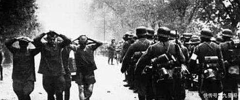 德军|二战时被德军俘虏的盟军士兵，抱着头投降，表情中充满惊恐！