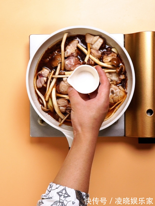 怎样炖鸡不柴不腥先焯水还是直接炖大厨教你一招，太香了