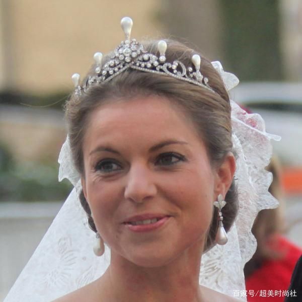 荷兰王室的这件珠宝太值了！皇冠拆成耳环用，祖母绿能换成钻石戴