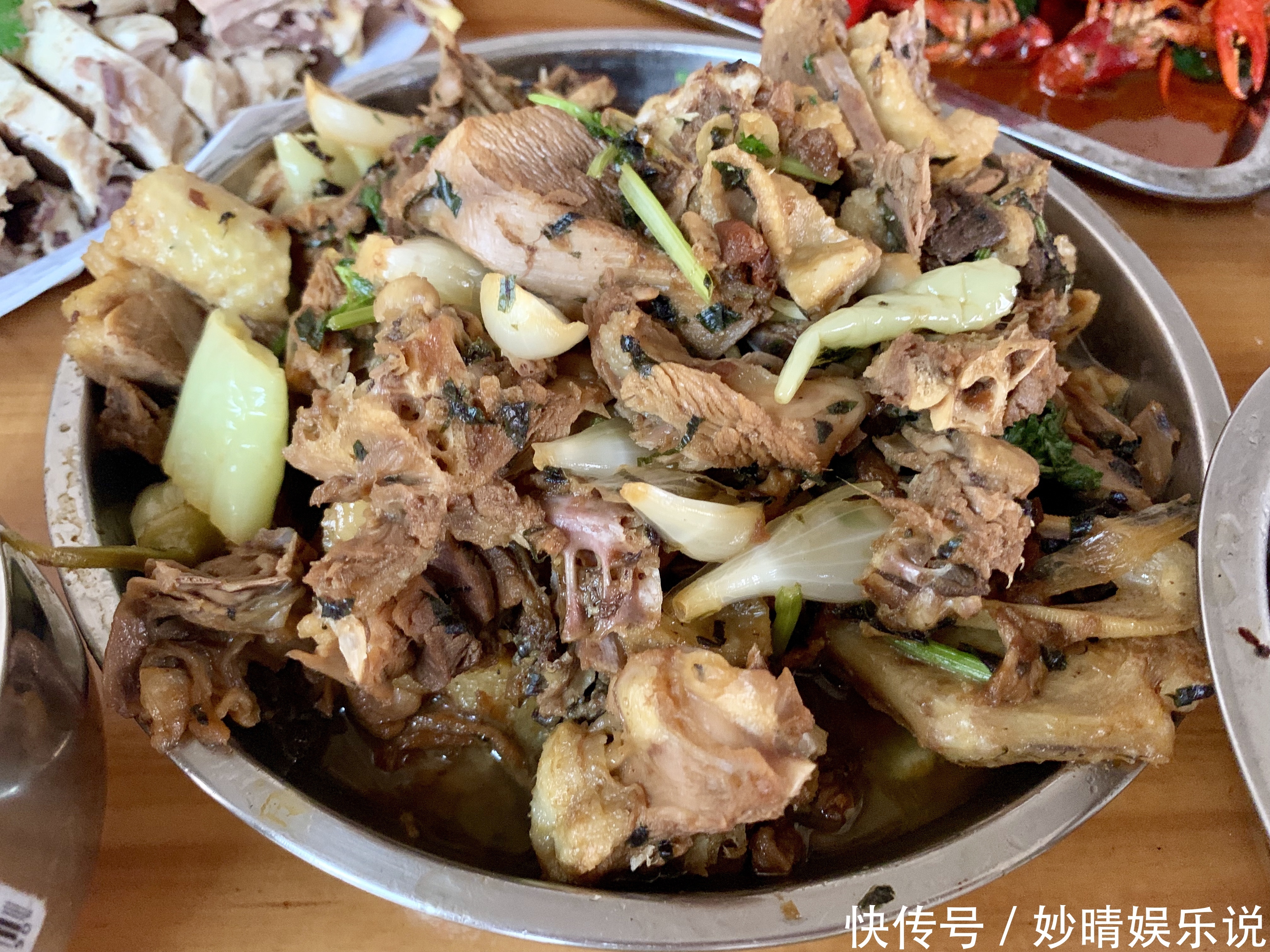 好开心|家庭聚餐做了一大桌子菜,5荤2素2盘水果,一家人都吃得好开心