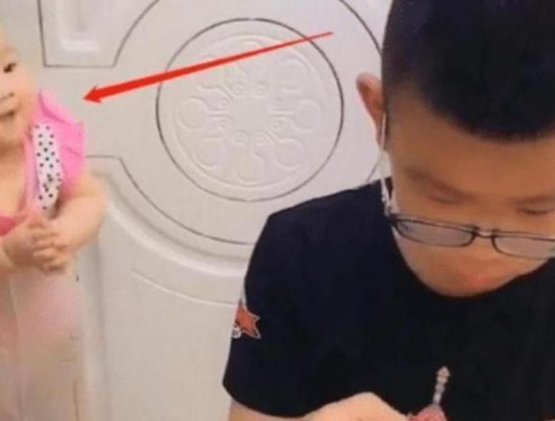 游戏|哥哥为打游戏,把妹妹进行了“捆绑”,给出的理由让爸妈哭笑不得