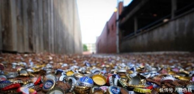 坚持40年往小巷扔瓶盖,50米小巷已成著名景点,引无数人拍照