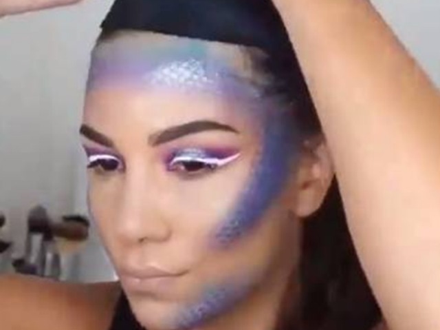 国外女子为追求时尚，居然用渔网袜化妆，取下丝袜后被惊艳到了！