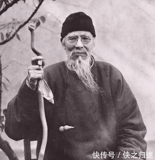 徐悲鸿!齐白石把鸽子画成了鸡,徐悲鸿见状,赶紧补画一根竹子!