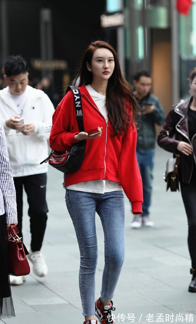 篮球鞋 街拍:深秋时节,这些美女选择红色服饰搭配,让自己的秋装甜美又减龄