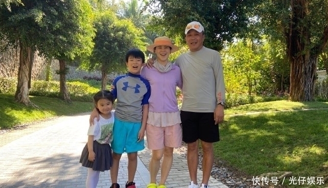 王楠|王楠太幸福,老公郭斌亲自下厨烧一桌饭菜,2人喝交杯酒