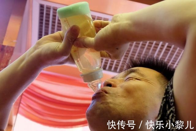 孩子|“扔了也是浪费”,多出来的母乳能给孩子爸喝吗?如此节约没谁了