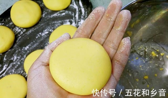 南瓜糊|外表金黄酥脆的糖心南瓜饼，软糯美味，是你不会后悔的选择！