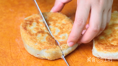 平底锅|1个手抓饼搞定2款早餐，酥松又柔韧，懒人的最爱