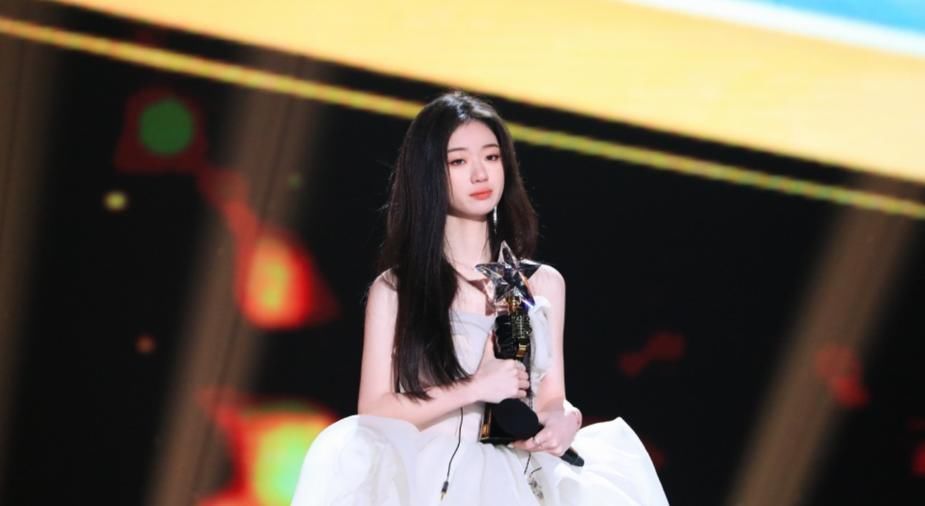 单依纯|单依纯夺冠,曾与李健合唱开口韩红都惊了,12岁预言做歌手会大红