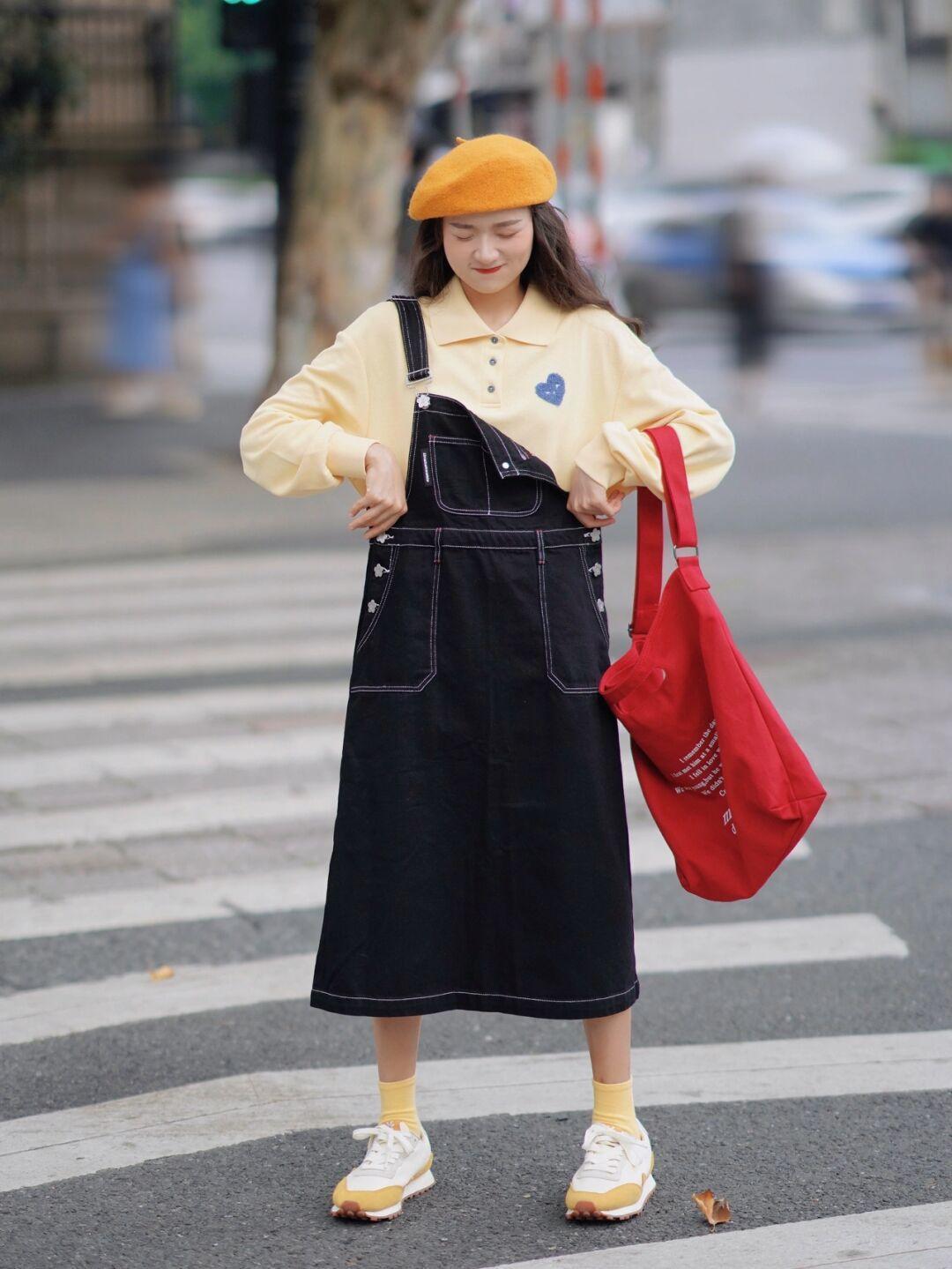 t恤 秋季穿搭指南:背带裙裤不可少,俏皮又元气