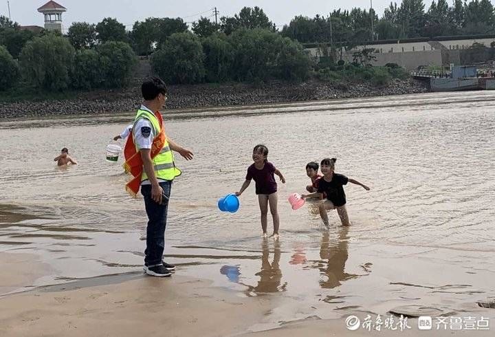 黄河|孩子们快上来，这里太危险！齐鲁志愿者劝阻河中嬉戏的儿童